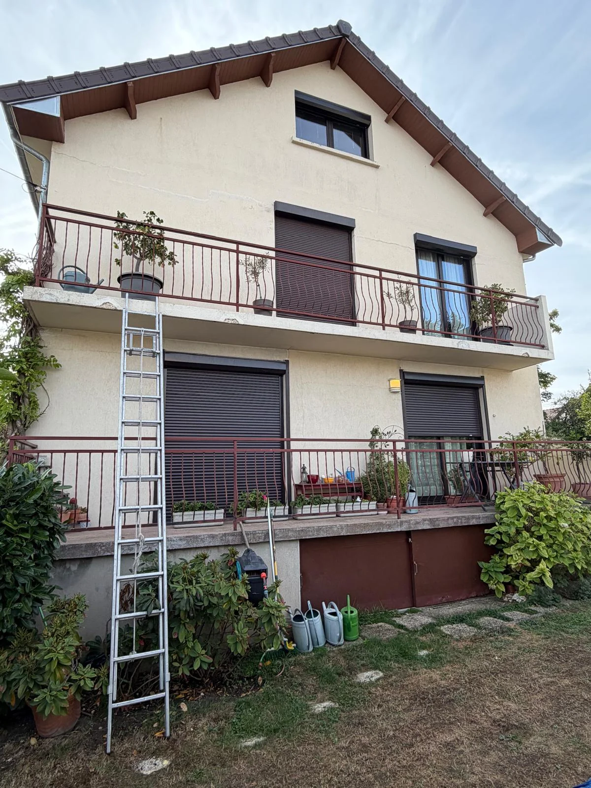 Maison individuelle avec échelle d’accès à la toiture.