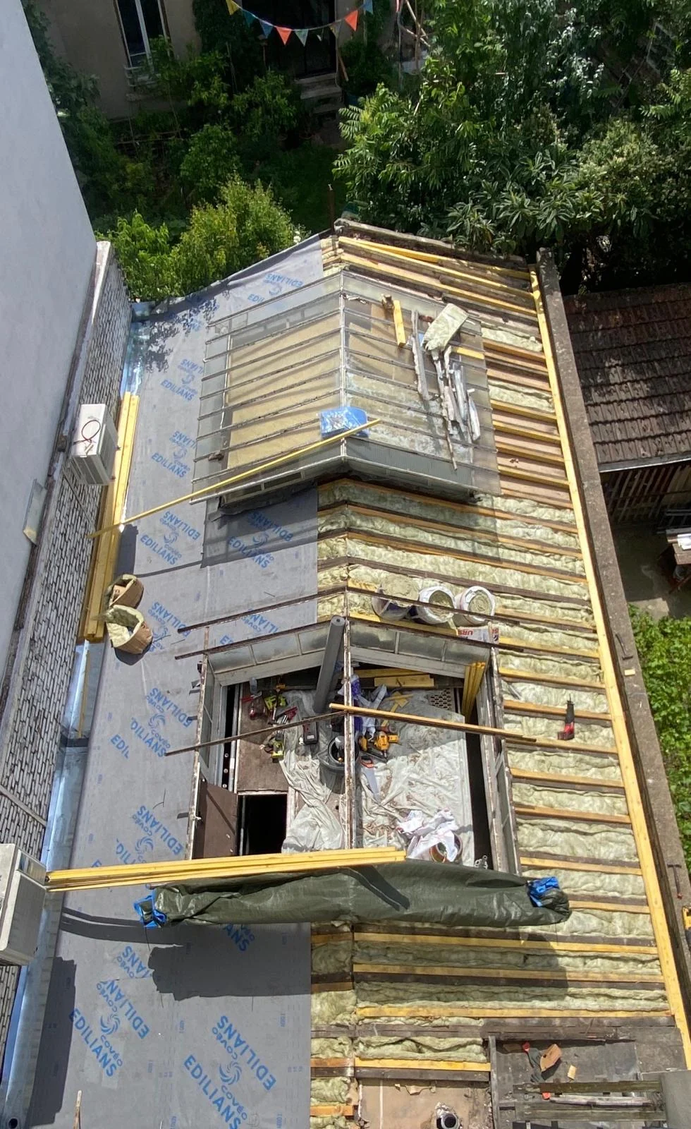 Réfection de toiture avec isolation et ossature visibles.
