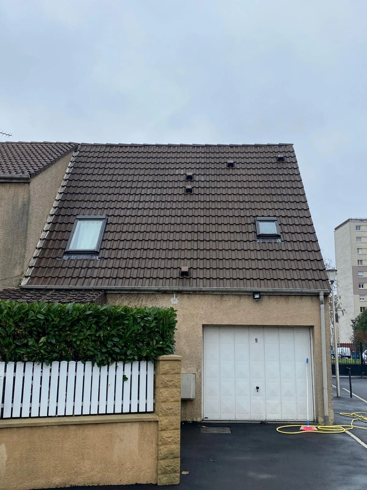 Toiture en tuiles avec deux fenêtres de toit.