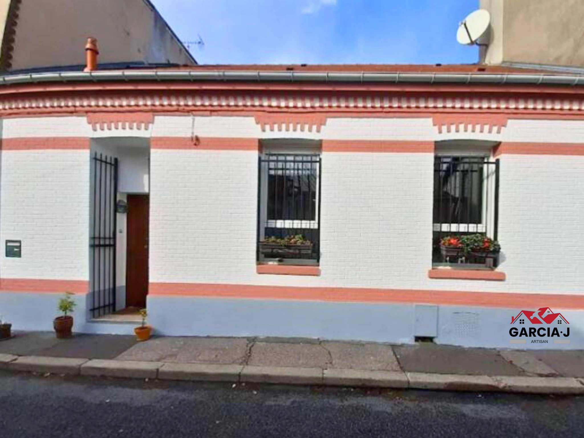 Façade de maison après le ravalement : teinte claire et uniforme, encadrements de fenêtres blancs